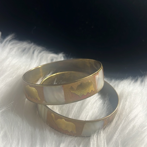 Vintage Mother of Pearl Elephant Bangle Bracelet Set Of 2 Size 2.5” - Picture 3 of 9